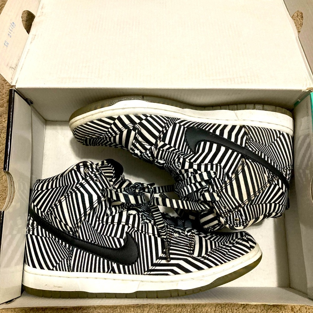 **RARE** NIKE SB DUNKS Men’s size 8/ Women's size 9.5